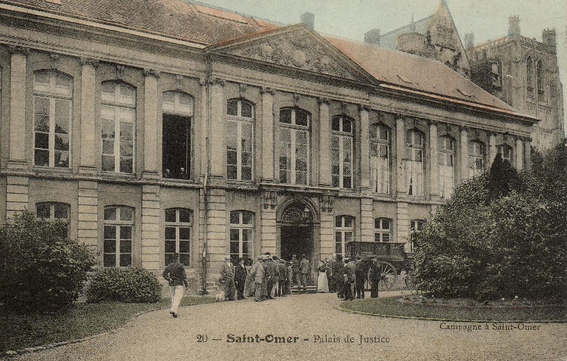 La cour intérieur du palais de justice, on voit beaucoup de gens qui viennent pour assister à un procés, on peut même voir le fourgon cellulaire qui ammenait les condannés. sur le fronton de la façade on peut voir la devise du roi soleil 